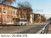 Автобус едет по набережной Афанасия Никитина (2018 год). Редакционное фото, фотограф Бурмистрова Ирина / Фотобанк Лори