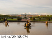 Россия. Петергоф. Верхний сад. Фонтан "Межеумный" (2018 год). Редакционное фото, фотограф Литвяк Игорь / Фотобанк Лори
