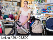 gravid female choosing pram for newborn. Стоковое фото, фотограф Яков Филимонов / Фотобанк Лори