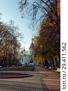 Москва. Сквер Девичьего поля с видом на храм Архангела Михаила при клиниках (2018 год). Стоковое фото, фотограф Татьяна Белова / Фотобанк Лори