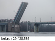 Разводка Ладожского моста для прохода яхты «Апостол Андрей» (2018 год). Редакционное фото, фотограф Евгений Кашпирев / Фотобанк Лори