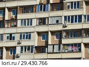 Восьми-десяти-двенадцати-четырнадцатиэтажный восьмиподъездный панельный жилой дом серии П-46 (построен в 1996 году). Мячковский бульвар, 27. Район Марьино. Город Москва (2018 год). Редакционное фото, фотограф lana1501 / Фотобанк Лори