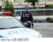 Сотрудник ДПС на дежурстве (2018 год). Редакционное фото, фотограф Вячеслав Палес / Фотобанк Лори