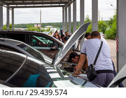 Осмотр автомобилей в ГИБДД перед постановкой на учет (2018 год). Редакционное фото, фотограф Вячеслав Палес / Фотобанк Лори
