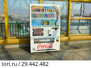 Вендинговый автомат по продаже штучного товара. Вестибюль Пушкинского пешеходного моста. Москва (2018 год). Редакционное фото, фотограф lana1501 / Фотобанк Лори