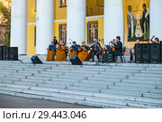 Выступление музыкантов ансамбля русских народных инструментов "Московия" на площади у культурного центра "Октябрь". Электросталь (2018 год). Редакционное фото, фотограф Кузин Алексей / Фотобанк Лори