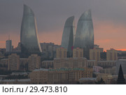 Пламенные башни крупным планом в туманные январские сумерки. Баку, Азербайджан (2018 год). Стоковое фото, фотограф Виктор Карасев / Фотобанк Лори