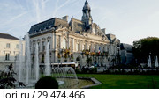 Morning view of building of Hotel de Ville in Tours (Town Hall) with fountain in central square (2018 год). Редакционное видео, видеограф Яков Филимонов / Фотобанк Лори