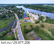 Дорога и парковка для посетителей Ладожской крепости-музея (Старой Ладоги). Староладожская крепость. Ленинградская область (2018 год). Стоковое фото, фотограф Кекяляйнен Андрей / Фотобанк Лори