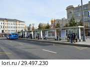 Автобусный терминал 10С ТПУ «Станция метро „Китай-город”». Славянская площадь. Тверской район. Город Москва. Россия (2018 год). Редакционное фото, фотограф lana1501 / Фотобанк Лори