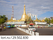 У пагоды Суле солнечным утром. Янгон, Бирма (2016 год). Редакционное фото, фотограф Виктор Карасев / Фотобанк Лори