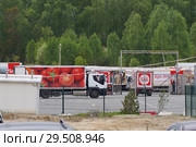 Грузовик "Красное & Белое" въезжает на базу (2018 год). Редакционное фото, фотограф Нина Карымова / Фотобанк Лори