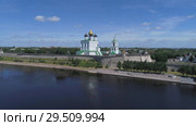Вид на Троицкий собор и Псковский кремль июньским солнечным днем (аэросъемка). Псков, Россия (2018 год). Редакционное видео, видеограф Виктор Карасев / Фотобанк Лори