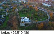 Порховская крепость октябрьским вечером (аэросъемка). Псковская область, Россия (2018 год). Стоковое видео, видеограф Виктор Карасев / Фотобанк Лори