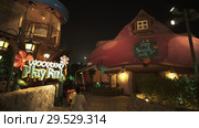 Territory of the amusement Smurfs Village in Motiongate at Dubai Parks and Resorts (2018 год). Редакционное фото, фотограф Юлия Машкова / Фотобанк Лори