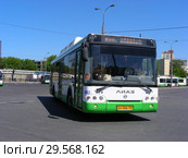 Конечная автобусная станция «Станция метро „Тушинская”». Проезд Стратонавтов. Округ Покровское-Стрешнево. Москва. Россия (2015 год). Редакционное фото, фотограф lana1501 / Фотобанк Лори
