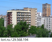 Общежитие Первого Московского государственного медицинского университета им. И. М. Сеченова. Двенадцатиэтажный блочный дом серии II-18/12. 11-я Парковая улица, 7 . Район Восточное Измайлово. Город Москва (2015 год). Стоковое фото, фотограф lana1501 / Фотобанк Лори