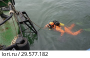 Водолаз плывет к борту корабля. Стоковое видео, видеограф А. А. Пирагис / Фотобанк Лори