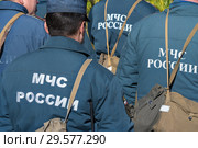 Вид сзади на строй спасателей, надпись на спине: "МЧС России" Стоковое фото, фотограф А. А. Пирагис / Фотобанк Лори