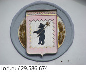 Герб городского поселения «Город Малоярославец» на фасаде здания железнодорожного вокзала станции Малоярославец Малоярославецкого муниципального района Калужской области (2015 год). Редакционное фото, фотограф lana1501 / Фотобанк Лори