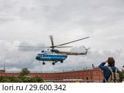 Экскурсионный вертолёт МИ-8 взлетает с площадки возле Петропавловской крепости в Санкт-Петербурге (2018 год). Редакционное фото, фотограф V.Ivantsov / Фотобанк Лори