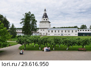 Иосифо-Волоцкий мужской монастырь. Германова башня (1677-1688 гг.) и хозяйственная постройка (1990-е гг.). Волоколамский р-н, Московская обл., Россия (2017 год). Редакционное фото, фотограф Ирина Быстрова / Фотобанк Лори