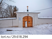 Монастырская ограда и Святые Врата. Спасо-Преображенский Мирожский Завеличский мужской монастырь. Псков (2018 год). Редакционное фото, фотограф Сергей Афанасьев / Фотобанк Лори