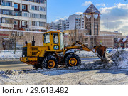 Грейдер очищает дорогу от выпавшего снега. Москва, Россия. (2018 год). Редакционное фото, фотограф Владимир Устенко / Фотобанк Лори