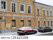 Автомобили на фоне усадебного дома в Колпачном переулке (2018 год). Редакционное фото, фотограф Дмитрий Неумоин / Фотобанк Лори