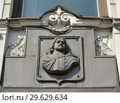 Петр Первый. Барельеф на фасаде здания. Санкт-Петербург, Невский проспект, 26 (2016 год). Редакционное фото, фотограф Ирина Борсученко / Фотобанк Лори