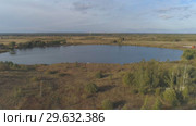 Fly away from the lake Yakushinsky. Aerial video shooting of nature in the Vladimir region. Отлетая от озера Якуши. Владимирская область. Стоковое видео, видеограф Александр Клёнов / Фотобанк Лори