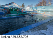 Люди купаются в бассейне с термальной минеральной водой (2016 год). Редакционное фото, фотограф А. А. Пирагис / Фотобанк Лори