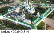 View from drones of churches in Trinity Lavra of St. Sergius Monastery, Sergiyev Posad (2018 год). Стоковое видео, видеограф Яков Филимонов / Фотобанк Лори