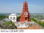 Красная пагода (красная чеди) на вершине холма Phra Nakhon Khiri. Исторический парк города Пхетчабури, Таиланд (2018 год). Стоковое фото, фотограф Виктор Карасев / Фотобанк Лори