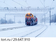 Railway snow machine at the station during snowfall (2019 год). Редакционное фото, фотограф Евгений Харитонов / Фотобанк Лори