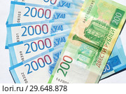 Российские деньги. Новые купюры номиналом 2000 и 200 рублей. Стоковое фото, фотограф Елена Коромыслова / Фотобанк Лори