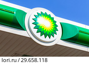 BP - British Petroleum petrol station logo over blue sky (2017 год). Редакционное фото, фотограф FotograFF / Фотобанк Лори