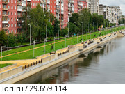 Kaliningrad, Russia - 18 August 2016: townspeople walk on the new promenade Admiral Tributs. Стоковое фото, фотограф Сергей Трофименко / Фотобанк Лори