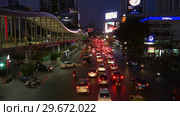 Вечерний траффик на улице Ratchadamri Road. Бангкок, Таиланд (2019 год). Редакционное видео, видеограф Виктор Карасев / Фотобанк Лори