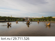 Россия. Петергоф. Верхний сад. Фонтан "Межеумный" (2018 год). Редакционное фото, фотограф Литвяк Игорь / Фотобанк Лори