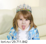 Смешная пятилетняя девочка в голубом костюме снегурочки показывает язык. Стоковое фото, фотограф Наталья Гармашева / Фотобанк Лори