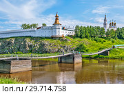 Мост через реку Тура и верхотурский кремль с Троицким собором. Верхотурье. Свердловская область (2015 год). Редакционное фото, фотограф Сергей Афанасьев / Фотобанк Лори