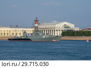 Малый противолодочный корабль "Казанец" в акватории Невы. Празднование Дня ВМФ в Санкт-Петербурге (2018 год). Редакционное фото, фотограф Виктор Карасев / Фотобанк Лори