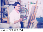 Male artist drawing in studio. Стоковое фото, фотограф Яков Филимонов / Фотобанк Лори