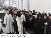 У могилы протоиерея Владимира Ганина митрополит Ювеналий совершил заупокойную литию (2019 год). Редакционное фото, фотограф Дмитрий Неумоин / Фотобанк Лори