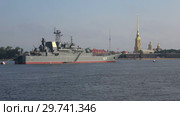Большой десантный корабль "Минск" и Петропавловская крепость. День ВМФ в Санкт-Петербурге (2018 год). Редакционное видео, видеограф Виктор Карасев / Фотобанк Лори