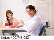 Young woman visiting doctor traumatologist. Стоковое фото, фотограф Elnur / Фотобанк Лори