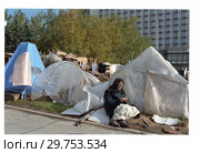 Палаточный городок у гостиницы "Россия", 1990. Редакционное фото, фотограф Борис Кавашкин / Фотобанк Лори