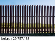 New iron fence on the border between Mexico and the United States in Texas (2019 год). Стоковое фото, фотограф Ирина Кожемякина / Фотобанк Лори