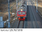 Вид сверху на приближающийся пригородный электропоезд ЭТ2М-067. Октябрьская железная дорога (2018 год). Редакционное фото, фотограф Виктор Карасев / Фотобанк Лори